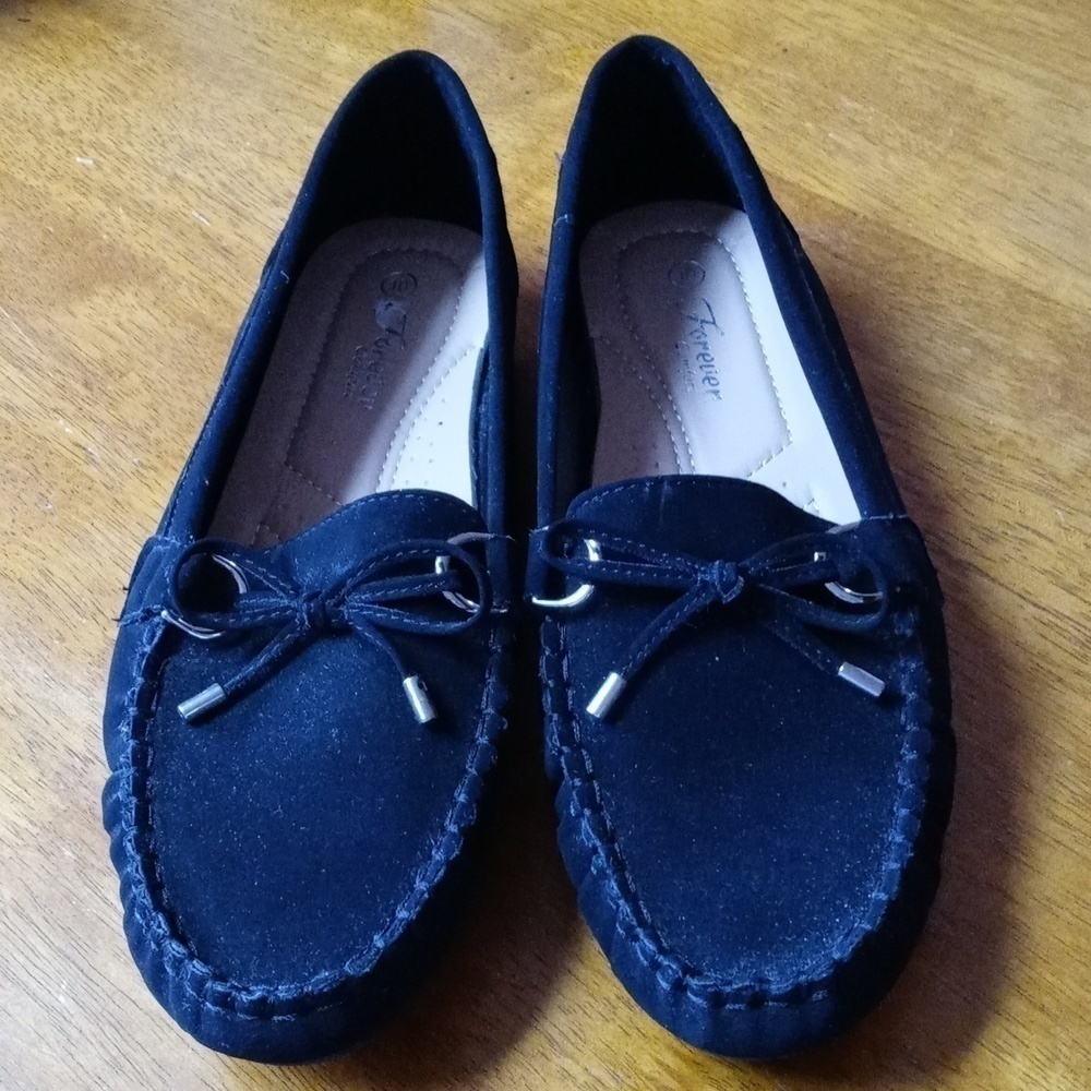 Forever Comfort size 10 black suede shoe. NWOT
